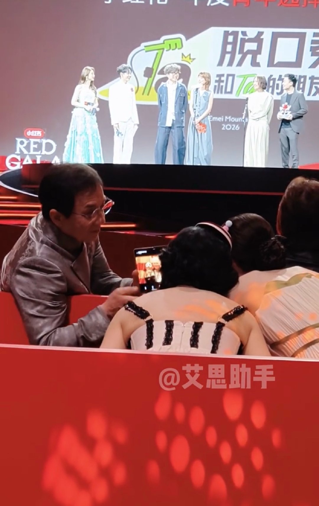 成龙72岁不做演员体验当站姐张小婉直拍图成龙打算多少钱出我不行了哈哈哈哈哈成龙