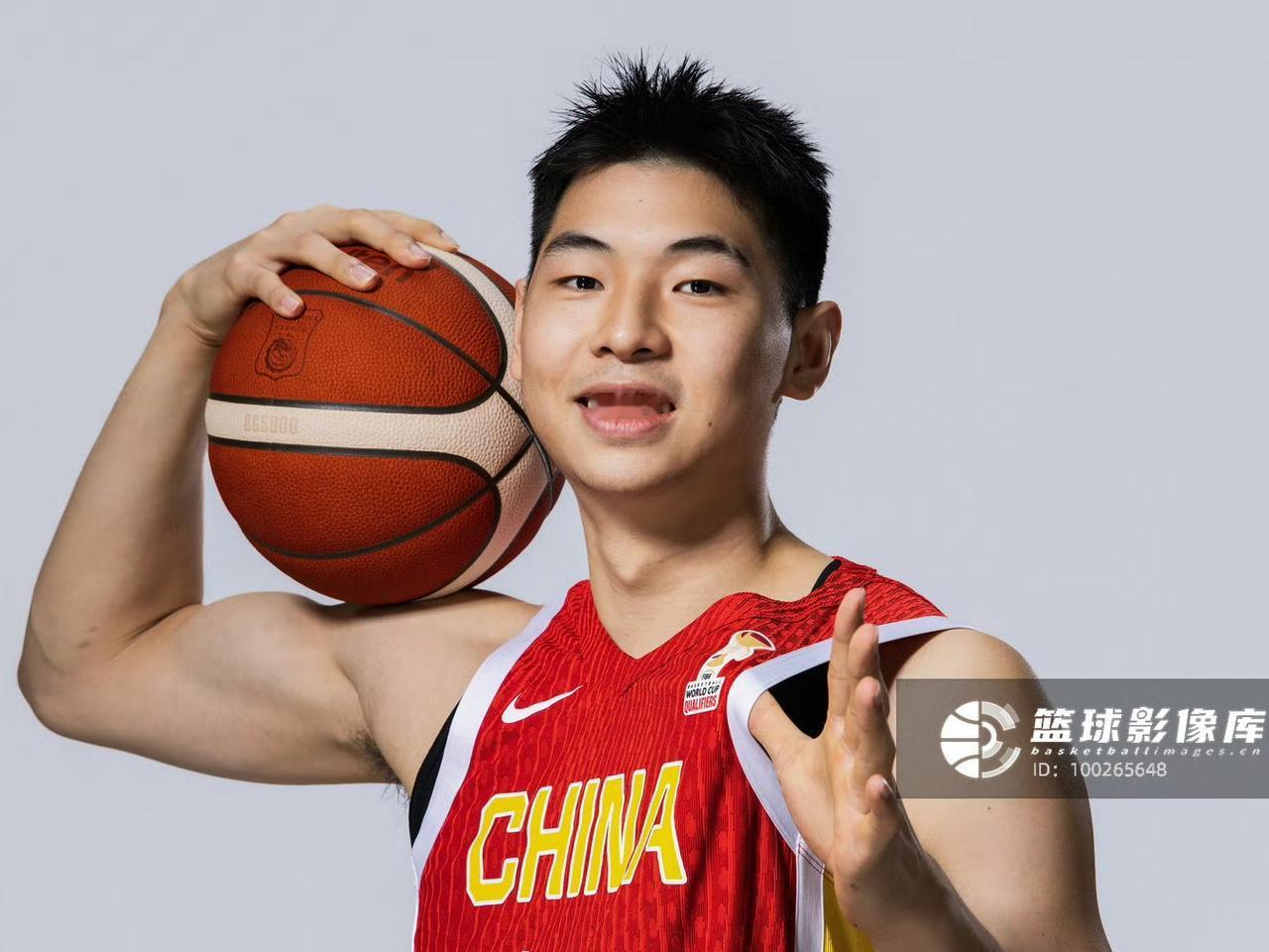 仅得9人应战的中国男篮大胜菲律宾男篮44分送卫冕冠军回家，比赛最后两个回合中国队