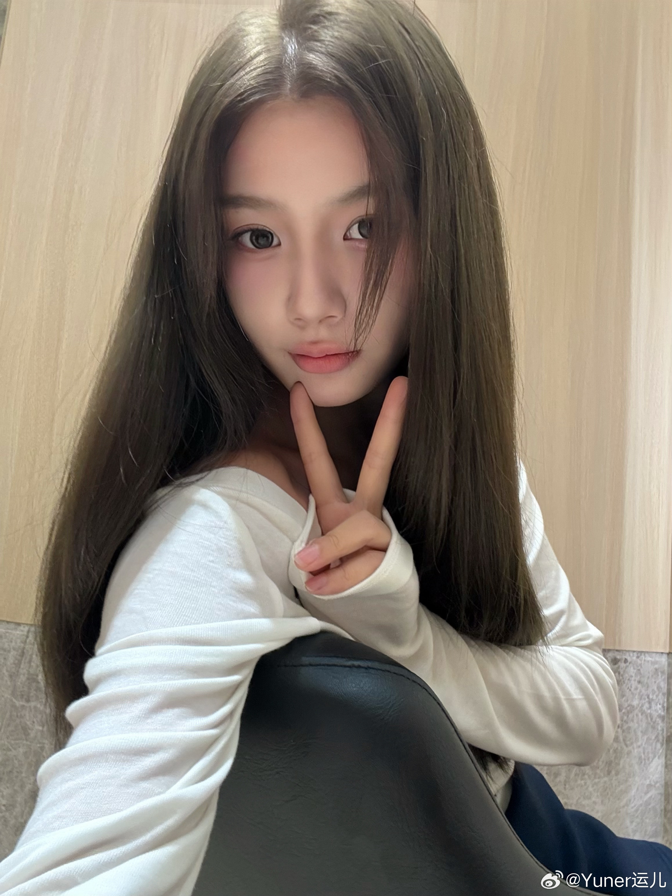 尝试染了浅发色看看能坚持几天…​​​