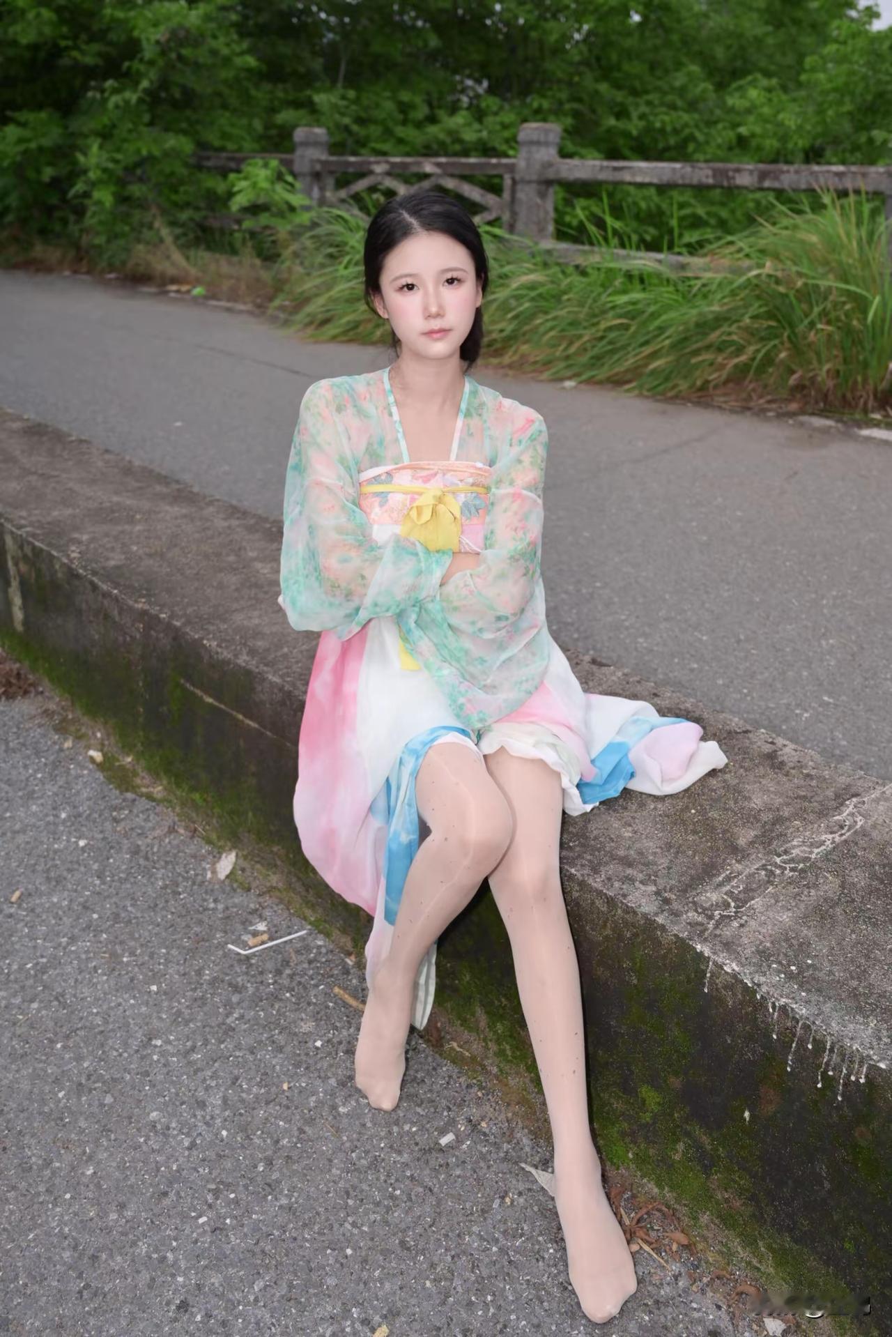 夏日清新穿搭，粉嫩连衣裙搭配黄色发带，甜美可爱！什么样的女生穿长裙最美?淡粉色