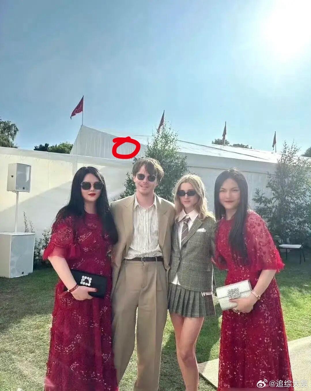 朱珠带着老公，李湘带着女儿王诗龄，参加的应该是同一个英国王室活动吧？有钱人去参加