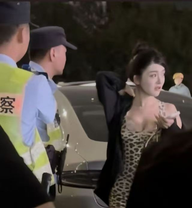 小米SU7连撞16辆车，女司机很淡定6月11日，郑州发生一起严重交通事故，一辆