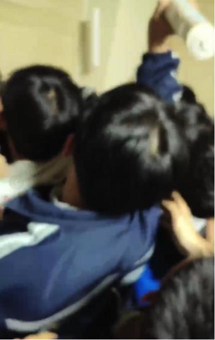 陕西榆林，16岁男生看到一群同学将同桌围起来，准备殴打，男生就劝走他们，结果其中
