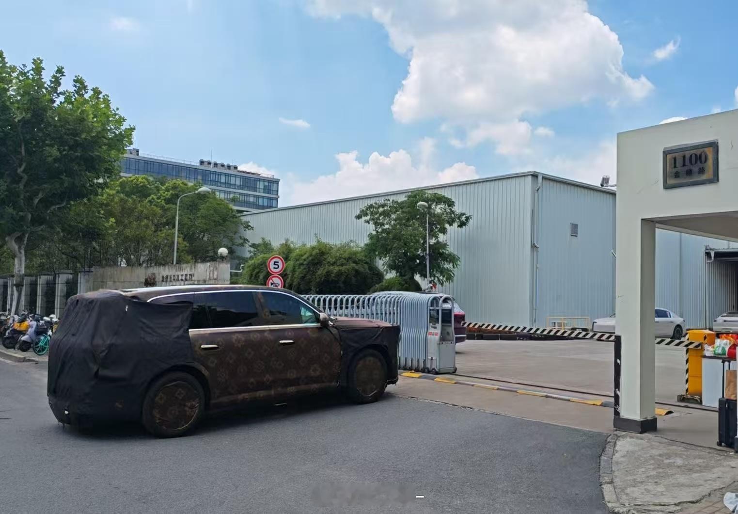 疑似尊界SUV曝光乍一看我以为是LV老花伪装车😳😳😳有人在上