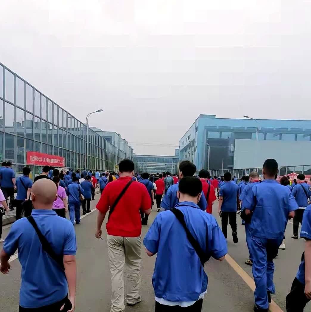 比亚迪也开始急了现在比亚迪已经全部停止上晚班只上白班，而且基本不