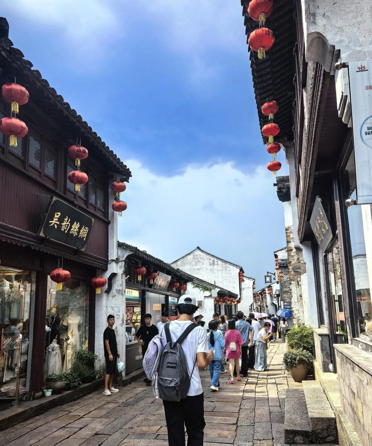 一个人旅游的好与坏。今年8月，我一个人去了苏州旅游，很是自由、自在、轻松。网上