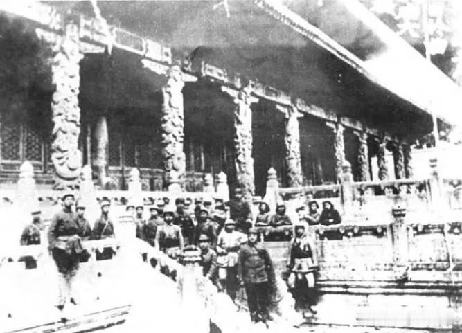 1945年10月，第2师师长罗炳辉率第4第5旅北进山东，途经曲阜在孔庙大成殿留影