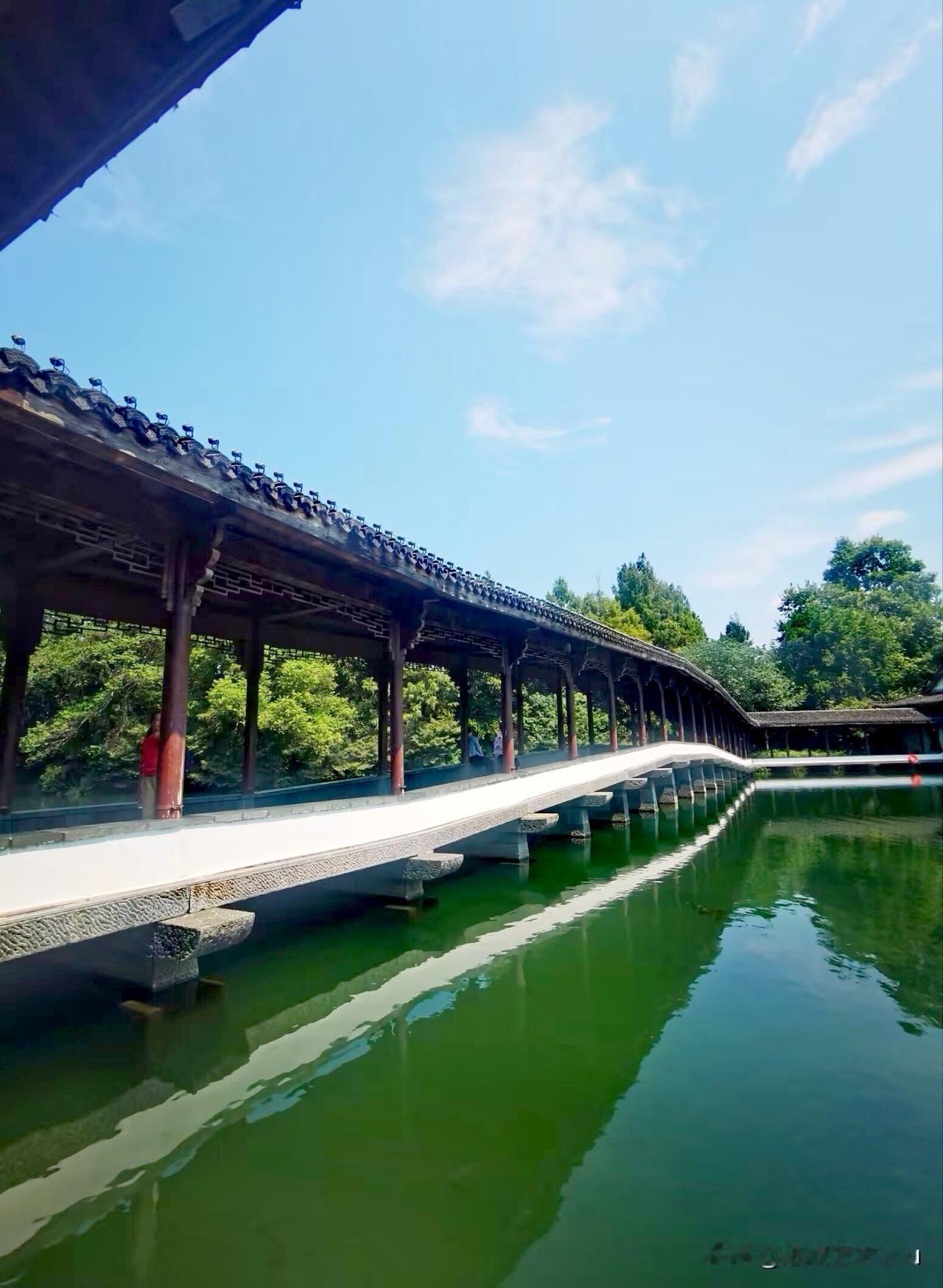 杭州西湖杨公堤旁霁虹桥，霁虹桥位于杭州西湖风景名胜区西线的‌浴鹄湾景区‌内，这座