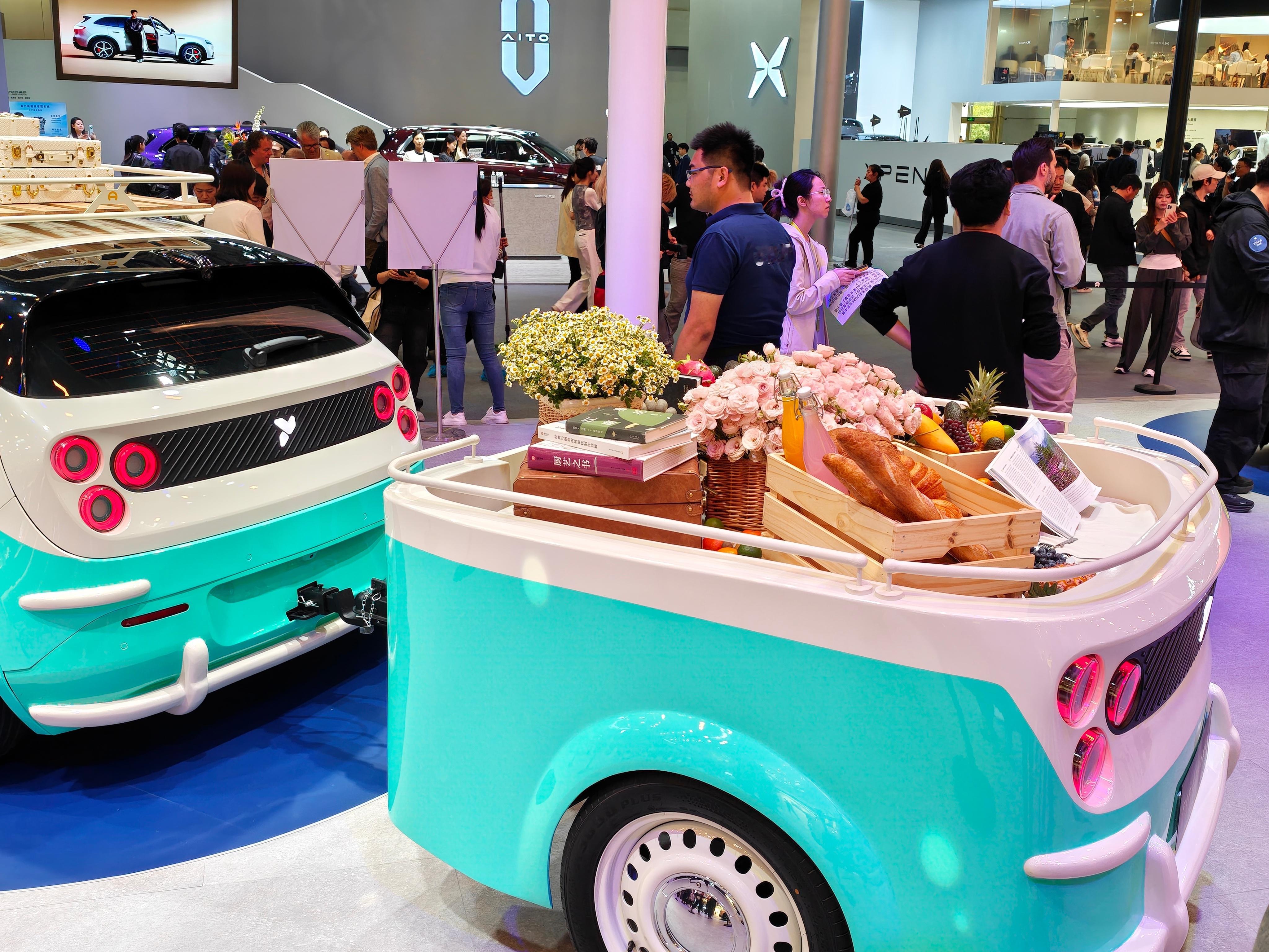 蔚来这个展台太气派了，覆盖一整条“街”，哈哈哈哈哈萤火虫现场展出了几台特别有意思