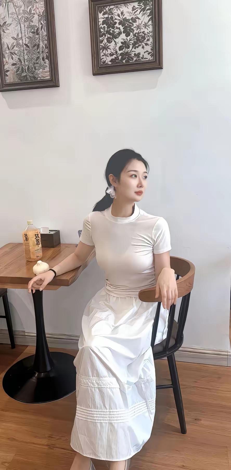 你喜欢哪一种气质的美人?白色裙装气质穿搭