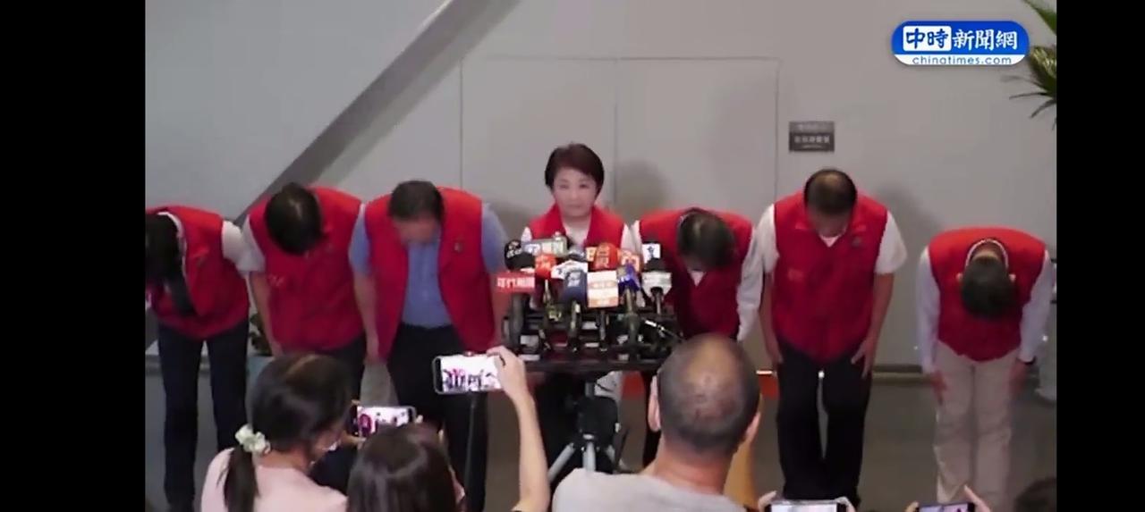 卢秀燕在为“台中猪瘟事件”向市民道歉时，当其他市府要员还再低头鞠躬表达歉意时，她
