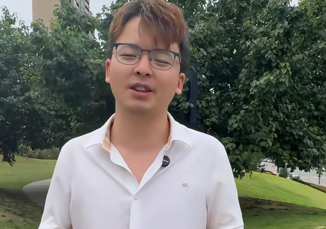 2023年6月11日，成都地铁。一个男人的鞋面金属反光，两个女人当众拦住他，说他