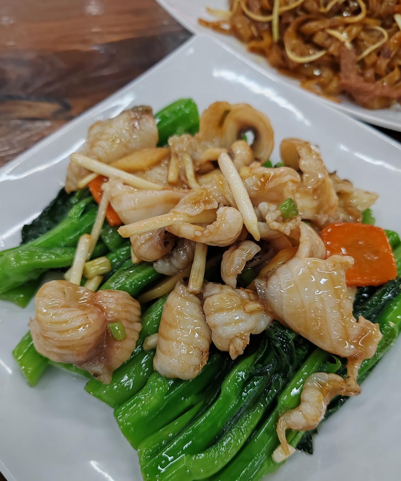 中午看弟媳妇晒和老妈一起过中秋，三个人六个菜，老妈很高兴，饭后喝着功夫茶聊天，陪