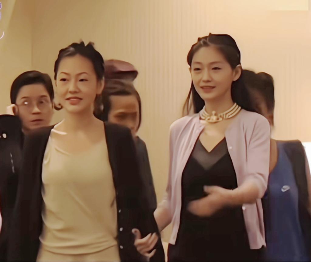 回看早年的大小S，真的是一对亮眼的姐妹花，那时候大S还没结婚生子，也就27岁左右
