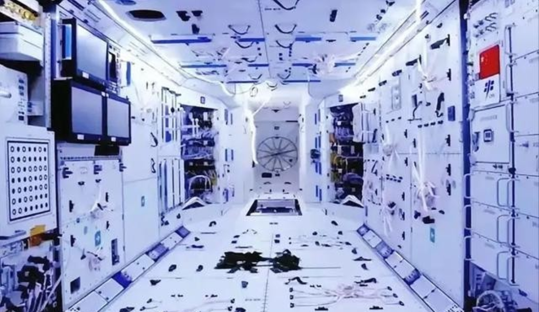 技不如人？为啥中国空间站只能上3个人，而国际空间站却能达到十几人？ 麻烦看官