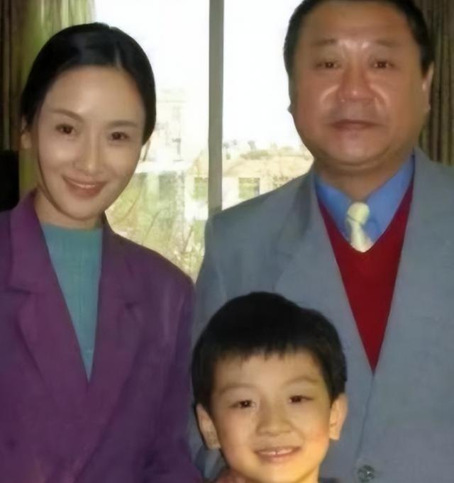 1988年，范伟和一个小护士去相亲，女方一言不发，筷子一下也没动，范伟一看又