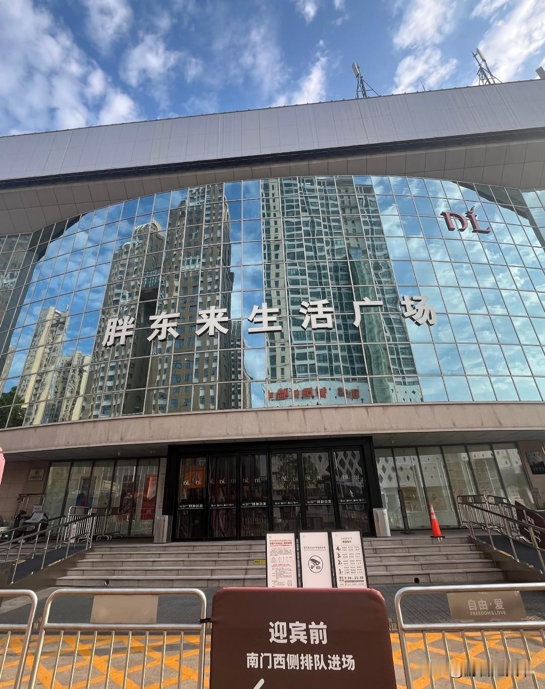 生活广场店胖东来走了之后，估计找不到接手的。看上去胖东来生活广场店生意兴隆，年