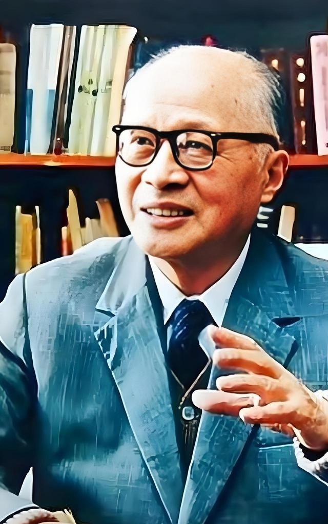 1960年，苏联撤走了所有援华科学家，还带走了全部资料。临行前，一位苏联专家悄悄