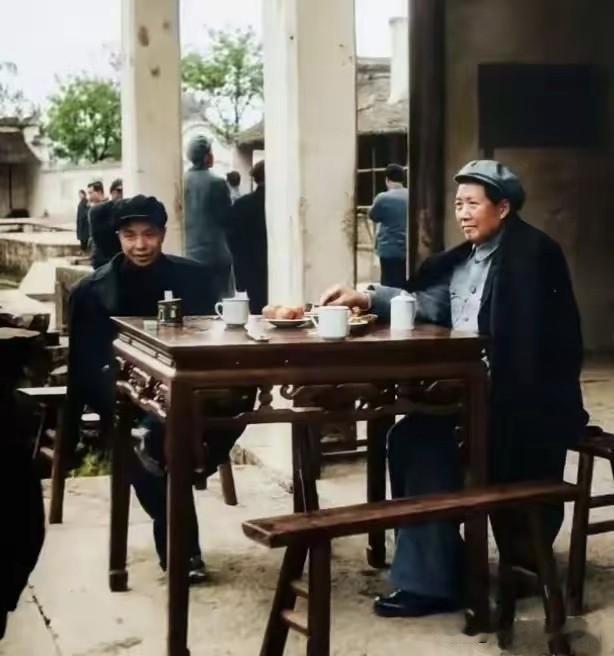 毛主席走遍工厂、田头、营房！毛主席走进了人民的心坎里！毛泽东思想走进了人们的