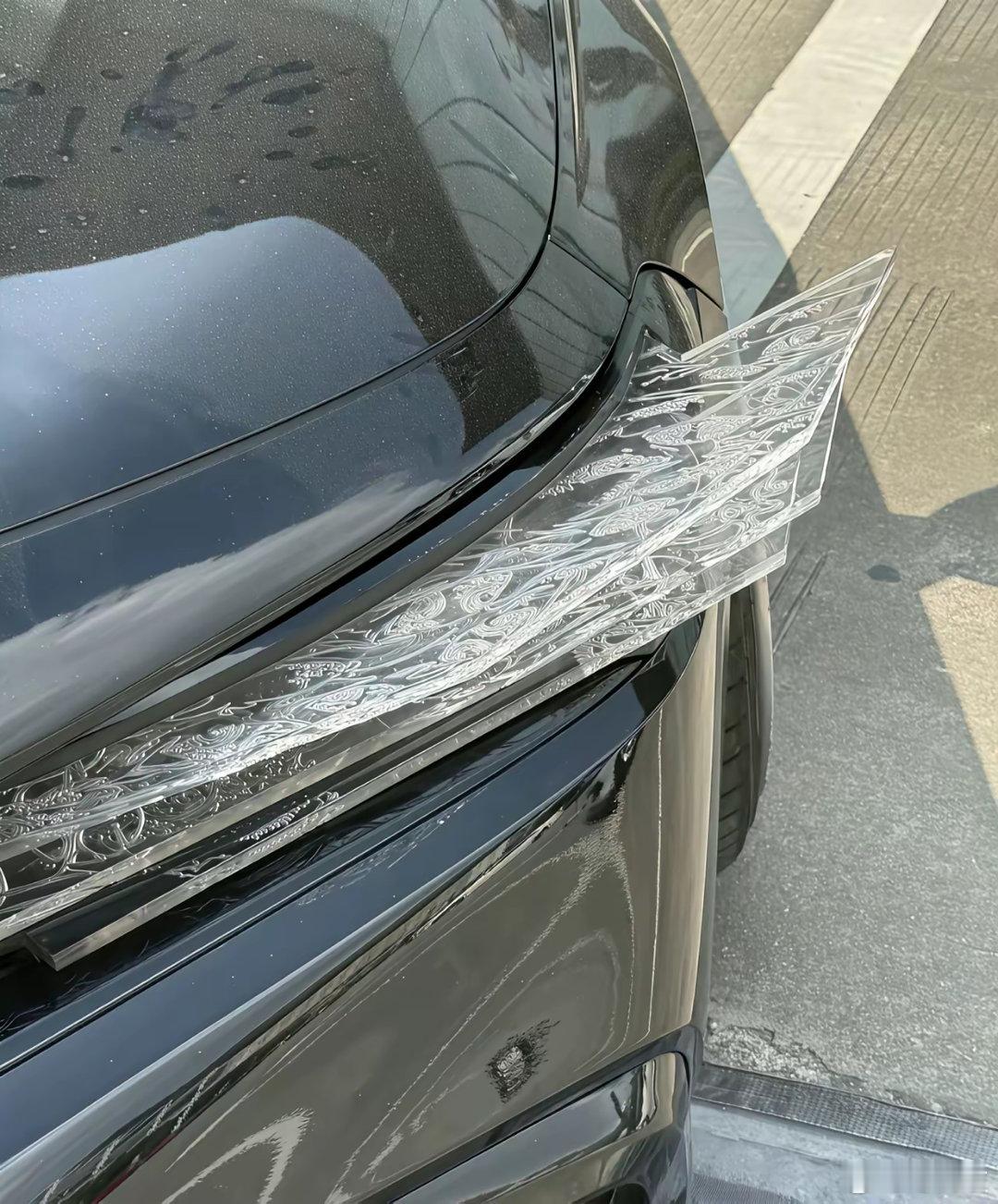 现在魔改是真的厉害，都开始有浮雕车灯了，感觉像疯狂麦克斯里的战车……