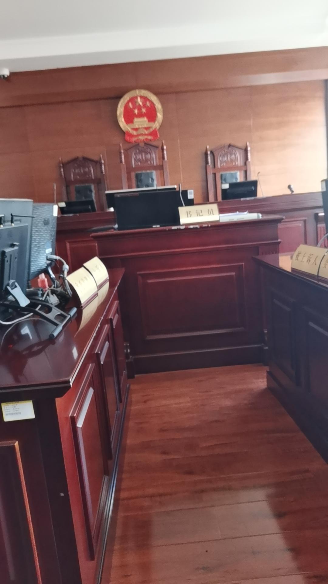 我和单位的聘用合同纠纷，已经拖了很久。单位态度一直很强硬——既不给出解除合同的正