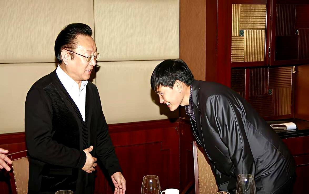 大衣哥把骂他的人送进了监狱。转身，就把女儿嫁了。判刑那天他没露面。但村里人