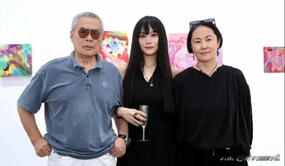 下图自左向右是高飞、窦佳嫄和高原。高飞是高原的爸爸，八十年代被誉为“中国高仓