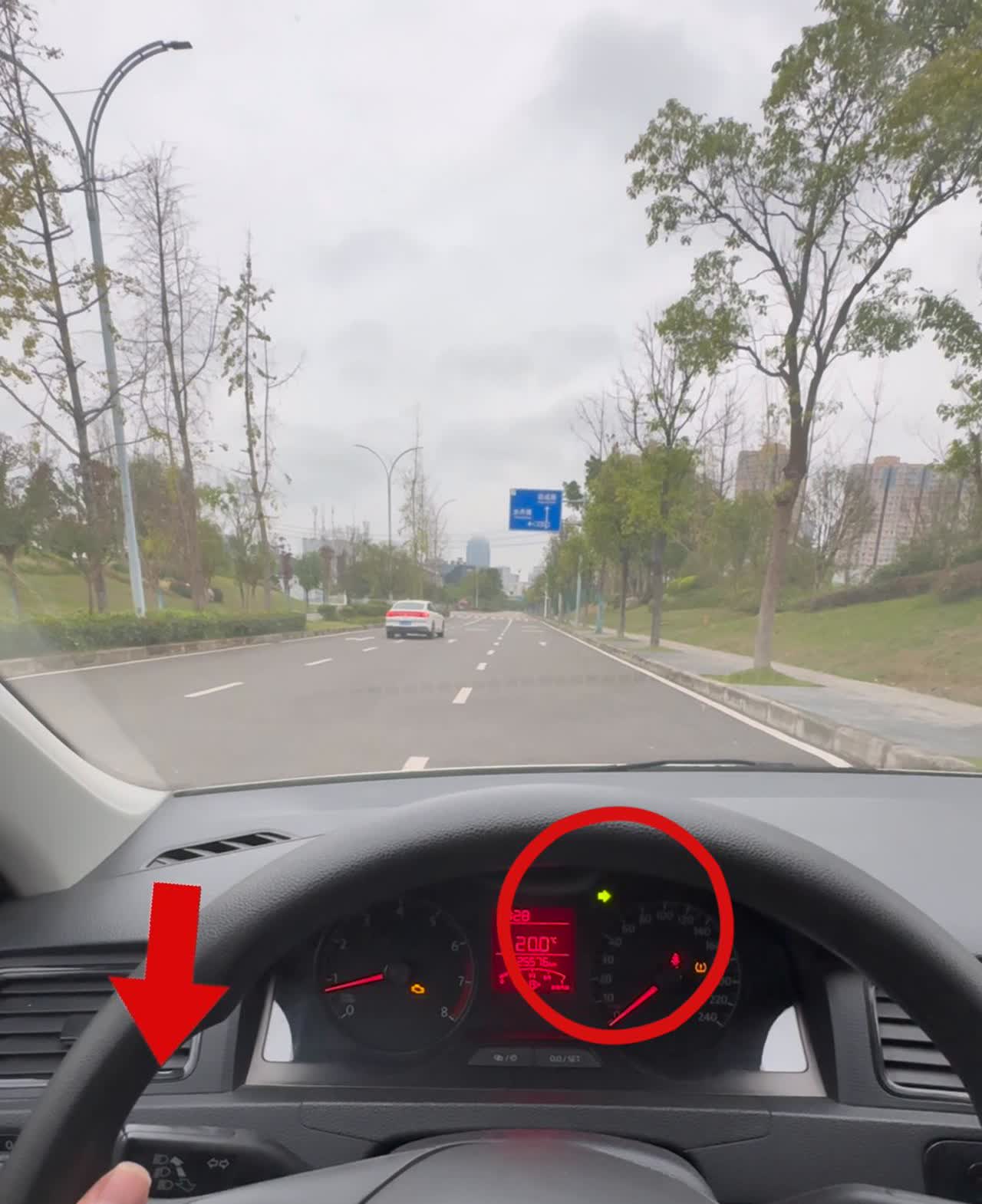 科目三靠边停车技巧。·当听到请靠边停车，立刻打开右转向灯，方向盘往右打30度