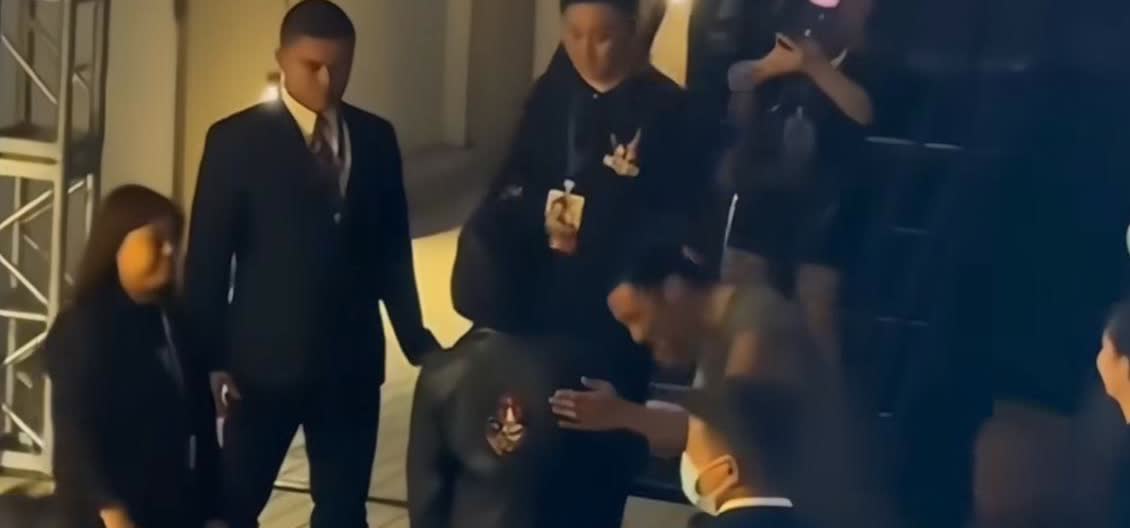 谢霆锋在何超琼面前，也得弯腰低头敬礼。谢霆锋演唱会结束要离开的时候，遇到何超琼了