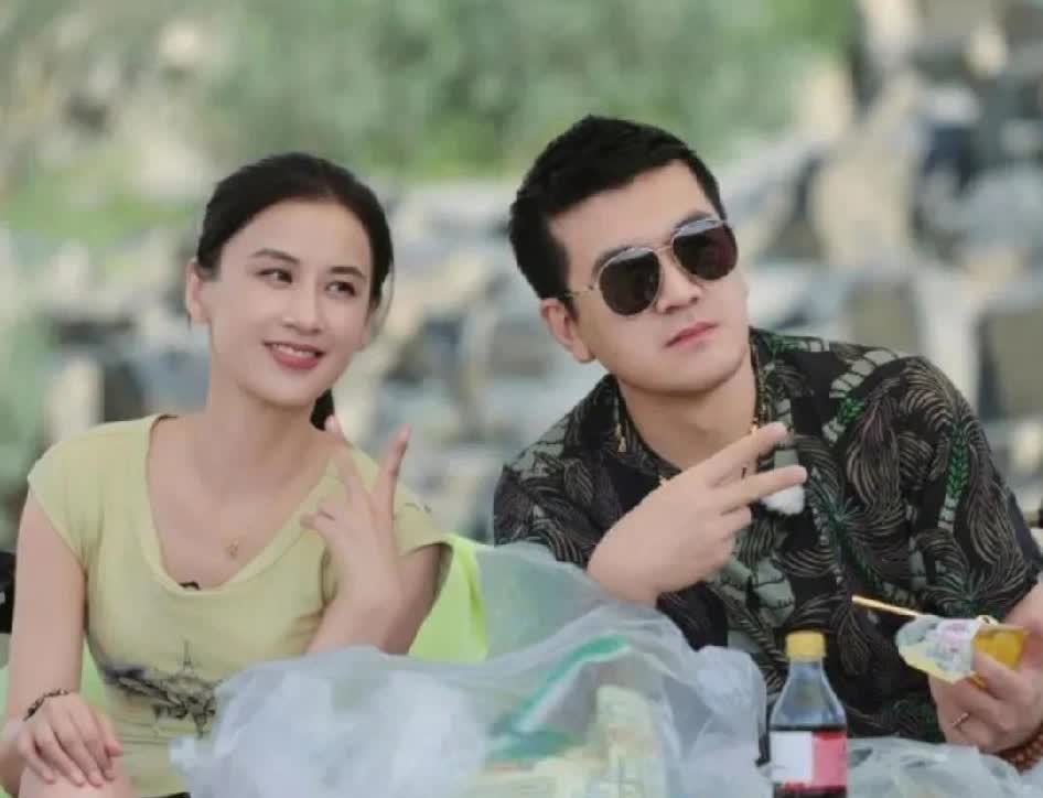 黄圣依比杨子聪明多了！虽然杨子在外挣钱，可是花的人却是黄圣依啊。当多年婚姻出