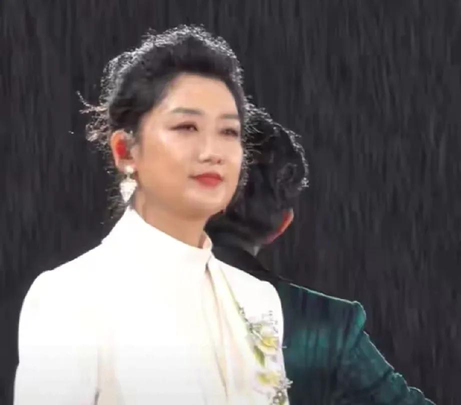 被搭档“坑惨”，44岁玲花也走上了“至暗时刻”！凤凰传奇，那对唱着《月亮之上》火