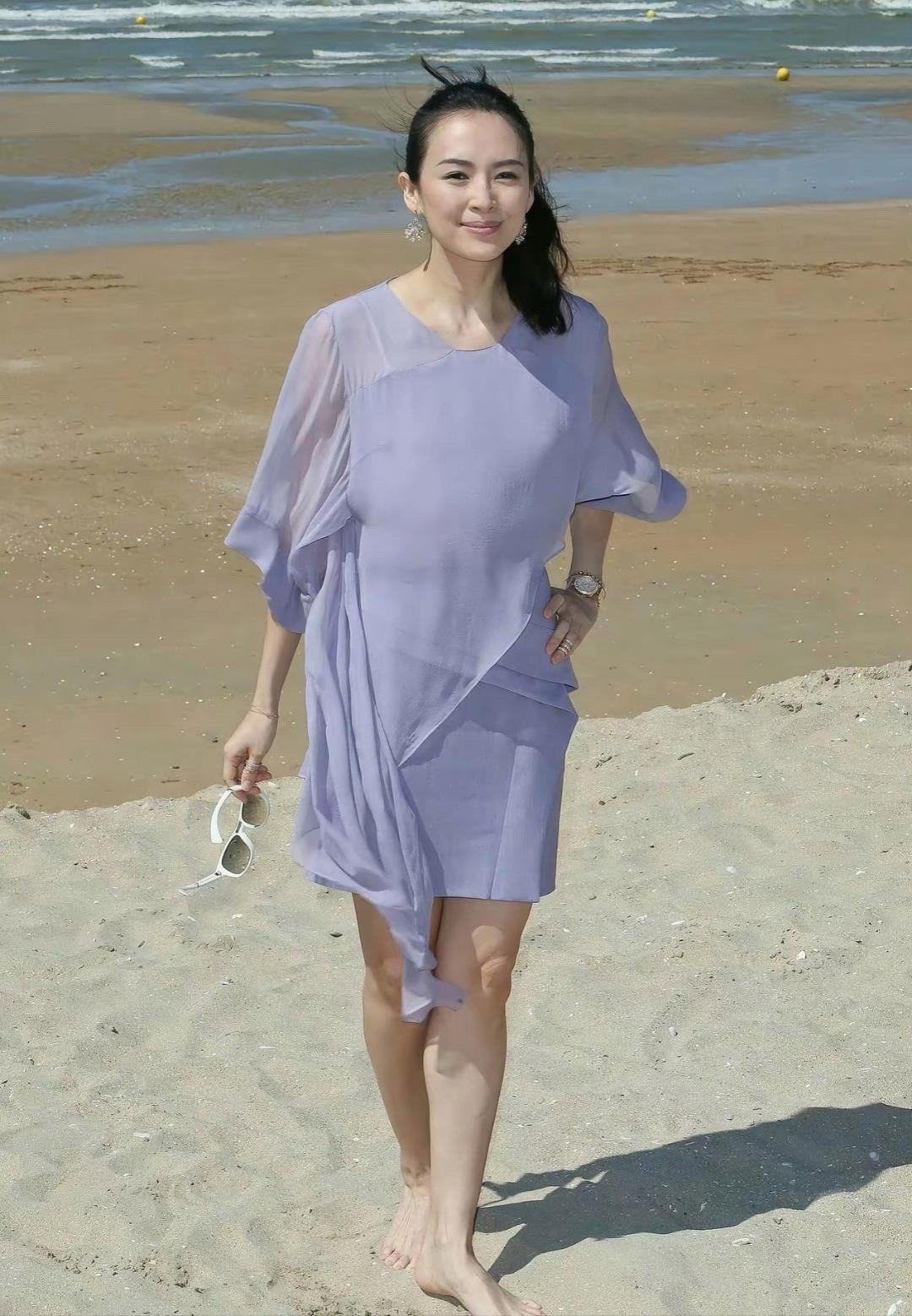 章子怡年轻时的这组沙滩照太绝了！光着脚丫在海边嬉戏，笑容明媚又治愈，完全就是初恋