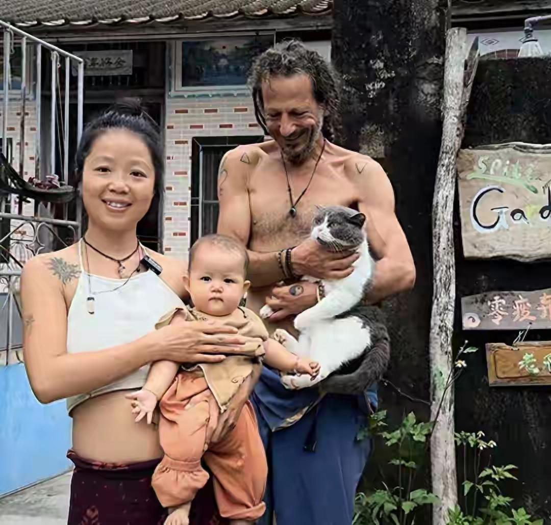 福建女子嫁外国流浪汉，婚后不工作不用手纸，靠捐赠养娃惹争议！​福建，一38岁女