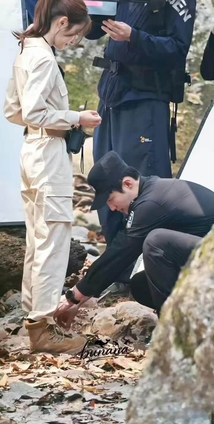 黄景瑜徒手抓蛇路透黄景瑜给徐若晗系鞋带路透片场故事感拉满，抓蛇是霸气担当，系鞋