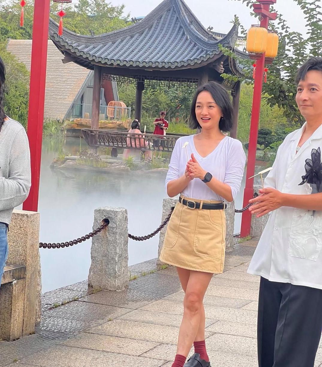 51岁周迅现身江西，穿着小短裙，身材矮小，看起来状态非常好，很有灵气，心态好年轻