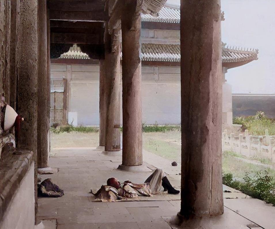 1900年，北京紫禁城里，空无一人。可是，让人奇怪的是，竟然有一名男子躺在大殿前