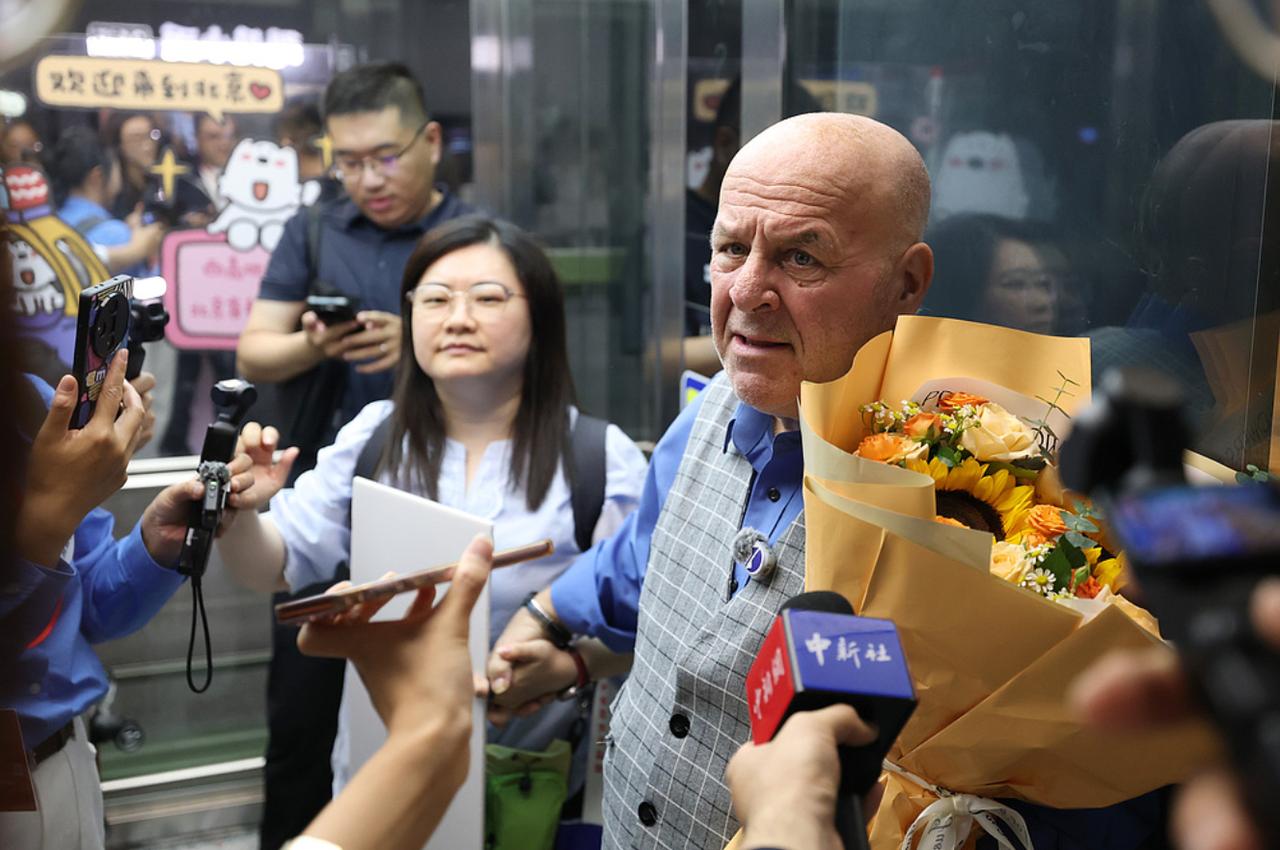 69岁美国退休教师罗纳德·萨科尔斯基成了全体美国人羡慕的对象！8月23号，6