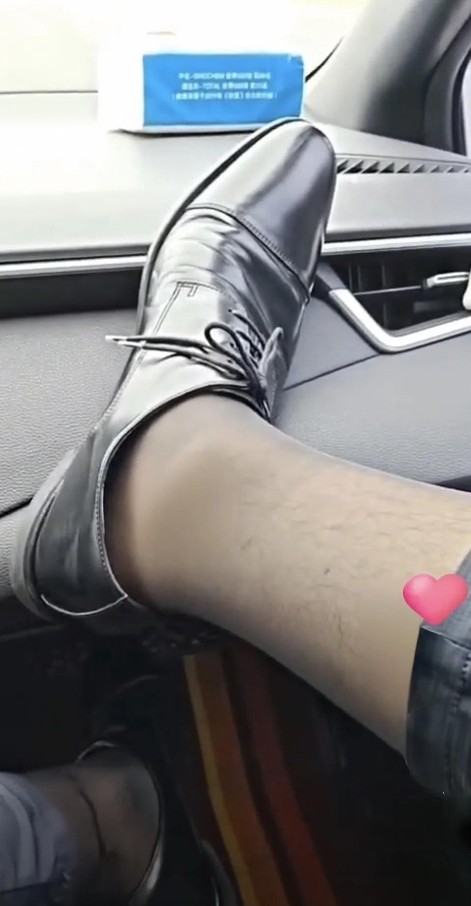 这一秒我正穿的鞋合脚的鞋子