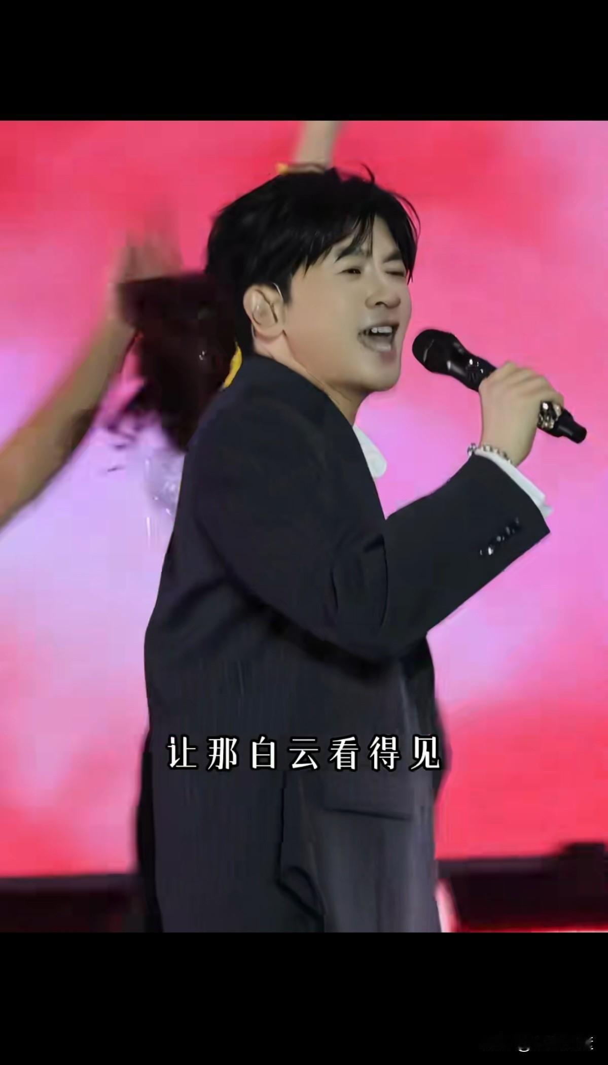 小虎队里最帅的就是苏有朋了，五十多岁的人了，精气神还这样好，是他给了我们满满