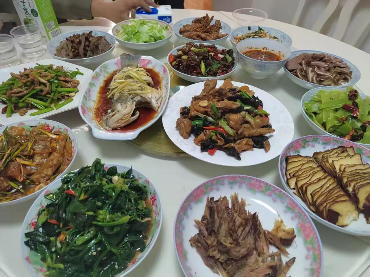 老公弟兄几个，每周六雷打不动，都要去婆婆那聚餐。每次去，大家都不空着手，这个买