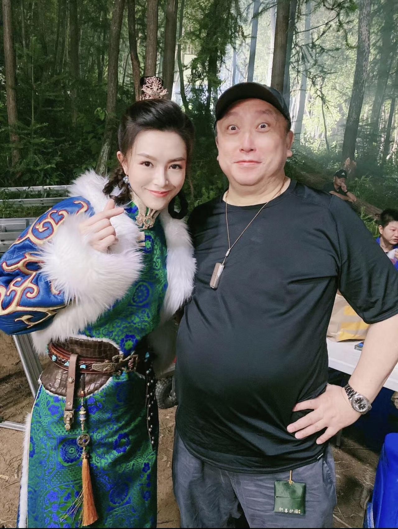 2020年，文咏珊在电影《倚天屠龙记》剧组，与导演王晶合影。当年，文咏珊饰演