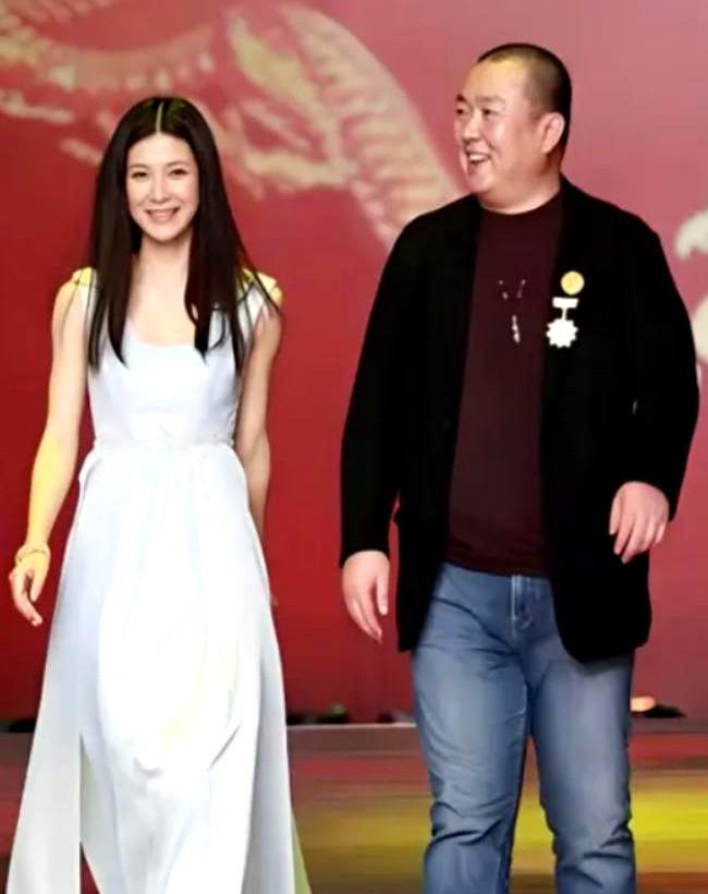 1.4亿债务砸下来，童蕾没逃，周一围没帮，周旭辉没扛。镜头倒回：2015年金亚