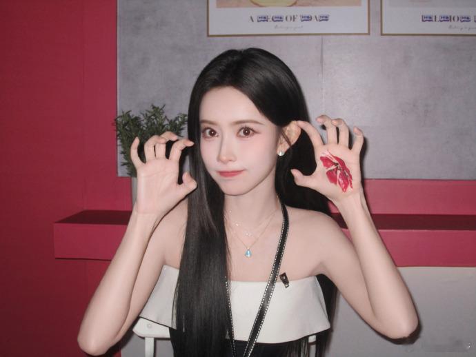 孟子义美得我见犹怜这次是黑长直孟子义，真的是太漂亮了，简直就是美的我见犹怜呀