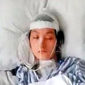 亲生父母扔下3000块钱连夜跑路，一个毫无血缘关系的护工大姐，却倒贴8年把植物人