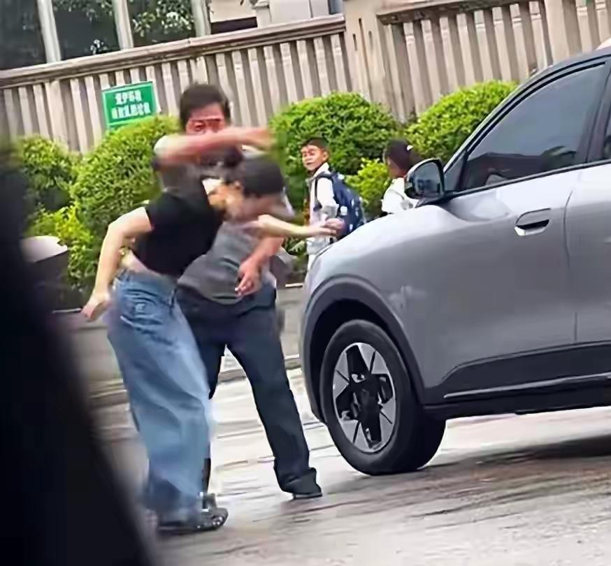 保安打女司机肯定是要负赔偿责任的，我支持女司机，开过车的都知道，很多时候就是不好