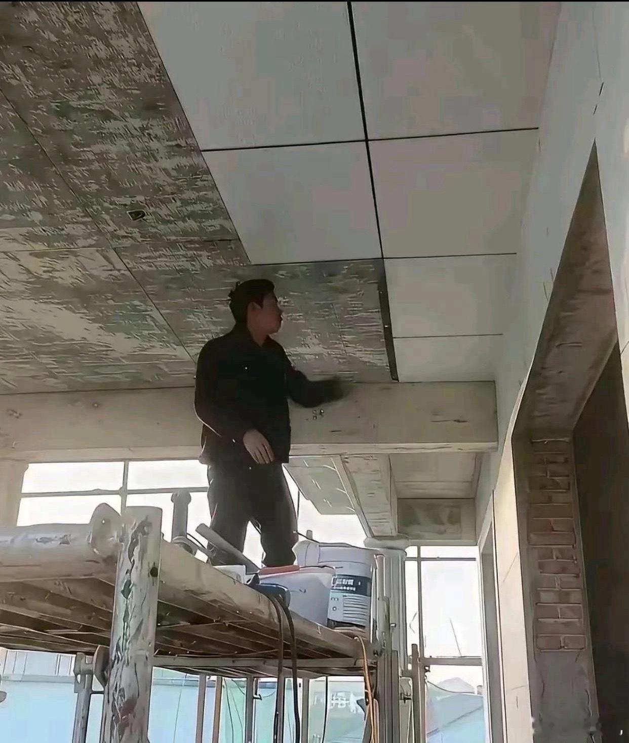 好家伙，一个敢贴，一个也真敢住！