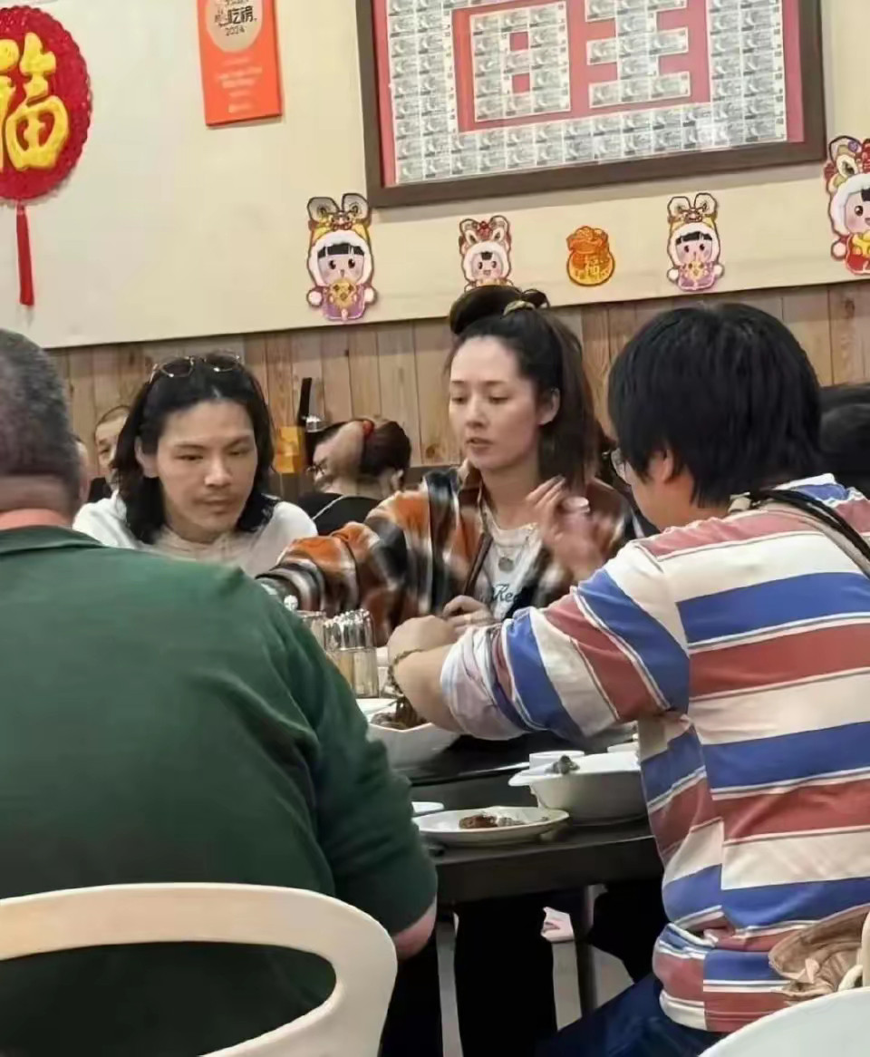 大家只看到了郭碧婷发型杂乱随意，但没发现她发量真的很多​​​