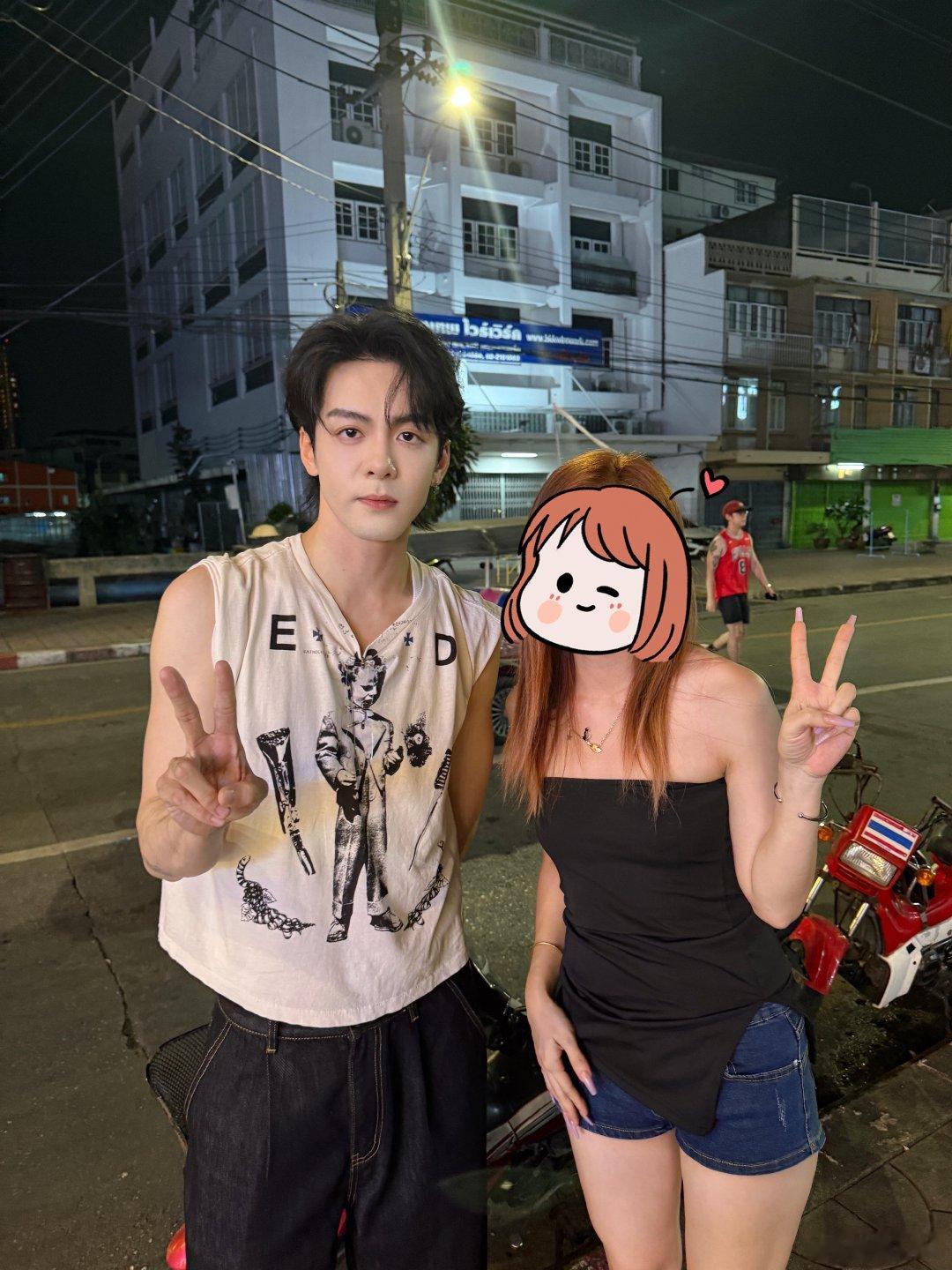 曼谷夜市偶遇曾舜晞，穿个简单的衣服都帅得清爽又利落，我已经开始蹲自己的偶遇剧本了