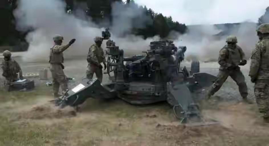 很多人都觉得炮兵很安全，躲在二十多公里外开炮，敌人很难直接打到他们。像M777这