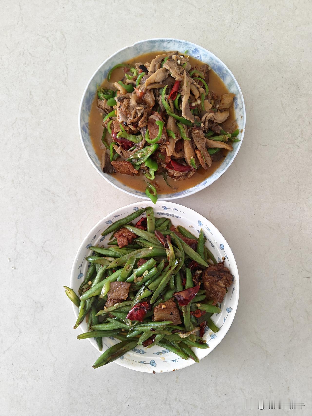 教育失了本色！家长压力大，因为学校的面条也卖10元以上一碗了，并且不管饱！春